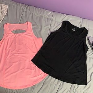 Women’s 2 pack two gear tanks size large